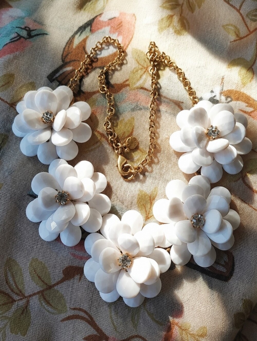 J Crew Brand White Flower Petals Summer Time Statement Necklace Clear Rhinestone